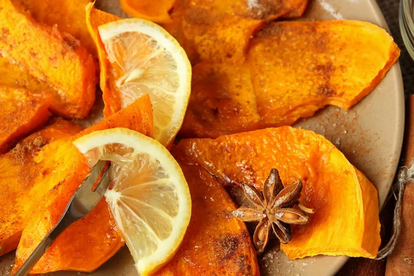 Slices of pumpkin baked with lemon, sprinkled with cinnamon and sugar — Stock Photo, Image