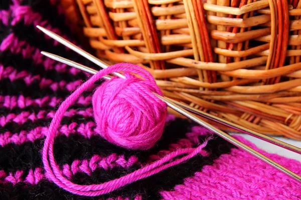糸と針編みのボール — ストック写真