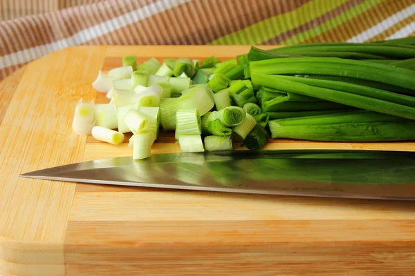 Oignons verts, tranchés sur le plateau — Photo