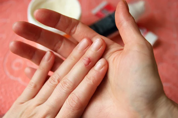 El corte en su dedo mano femenina — Foto de Stock