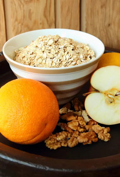 Un piatto di farina d'avena e frutta — Foto Stock