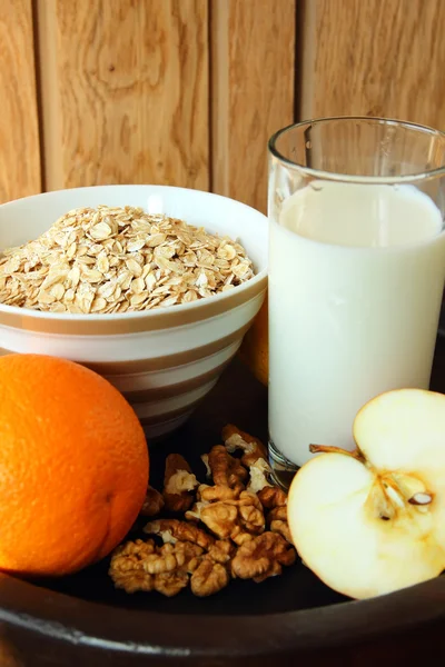 Gesundes Frühstück mit Haferflocken und Obst — Stockfoto