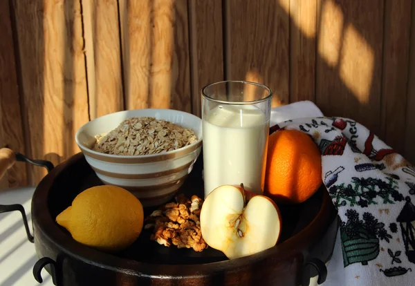 Gesundes Frühstück mit Haferflocken und Obst — Stockfoto