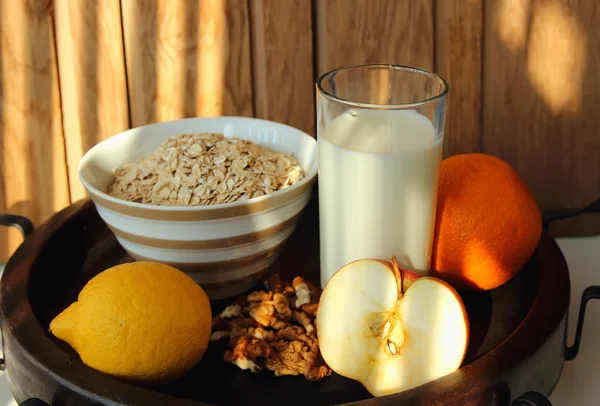 Gesundes Frühstück mit Haferflocken und Obst — Stockfoto