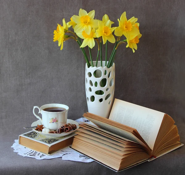 Natura morta con libro aperto e narcisi — Foto Stock