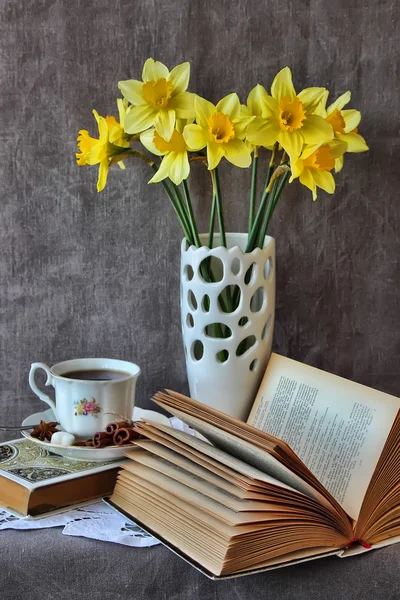 Nature morte avec un livre ouvert et des jonquilles — Photo