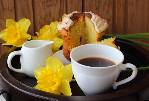 复活节蛋糕和一杯咖啡 — 图库照片