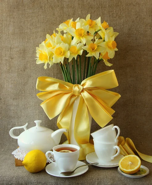 Tea party and a bouquet of daffodils — Stock Photo, Image