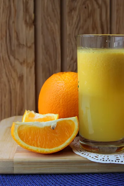 Jugo natural de naranja y rodajas de naranja —  Fotos de Stock