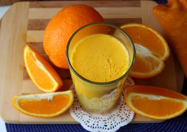 Jugo natural de naranja y rodajas de naranja — Foto de Stock