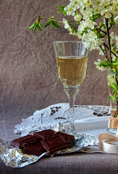 Glass of white wine and chocolate — Stock Photo, Image