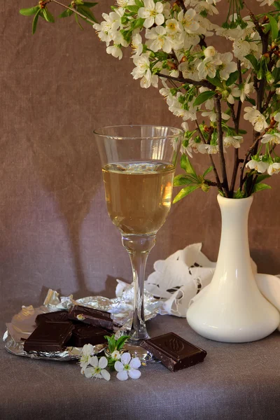 Glass of white wine and chocolate — Stock Photo, Image