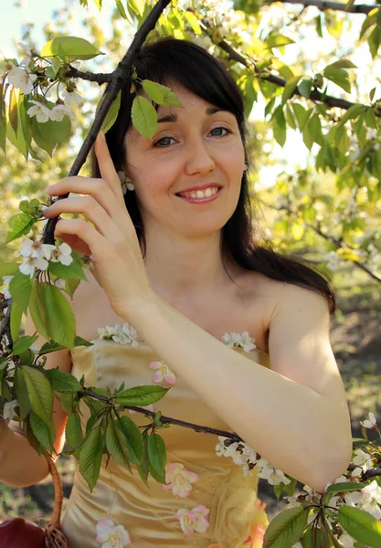 花の咲く庭園の背景に美しい女の子 — ストック写真