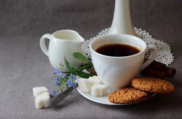 Eine Tasse Kaffee, Frühlingsblumen und Haferflockenkekse — Stockfoto