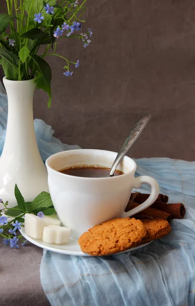 Eine Tasse Kaffee, Frühlingsblumen und Haferflockenkekse — Stockfoto