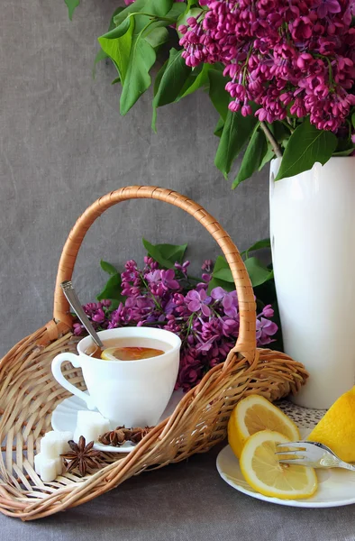 Lila buket ve çay — Stok fotoğraf