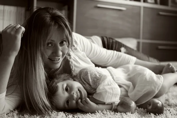 Dochter met haar moeder lachen en knuffelen met gelukkig gezichten — Stockfoto