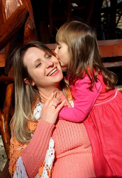 Filha com sua mãe rindo e abraçando com rostos felizes — Fotografia de Stock