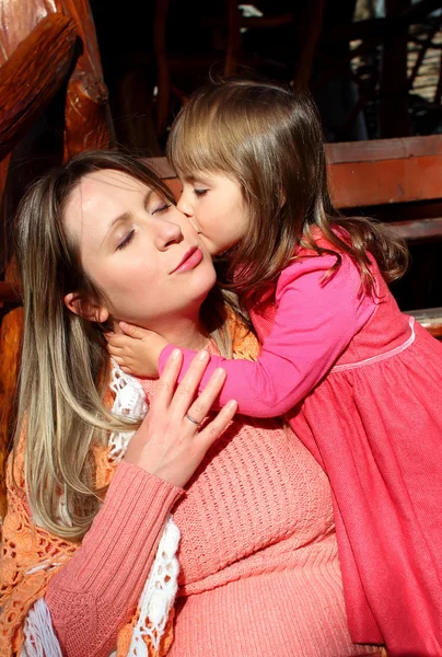 Filha com sua mãe rindo e abraçando com rostos felizes — Fotografia de Stock