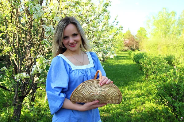 開花のリンゴ園に立っている美しい少女 — ストック写真