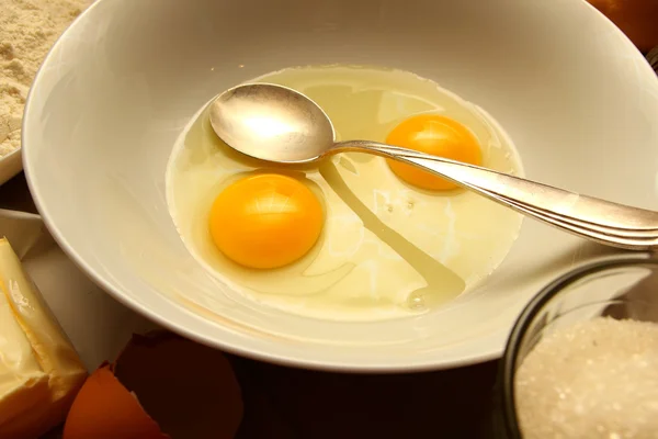 プレートの中の壊れた卵 — ストック写真