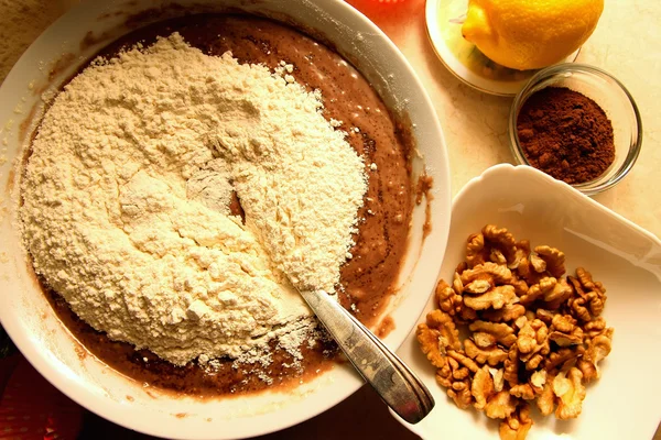 Herstellung von Schokoladenteig-Kuchen — Stockfoto
