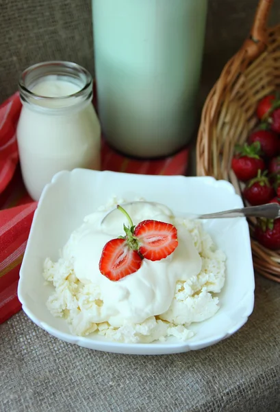 Schüssel Quark mit saurer Sahne und Erdbeeren — Stockfoto