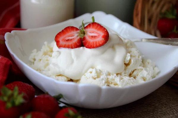 Schüssel Quark mit saurer Sahne und Erdbeeren — Stockfoto