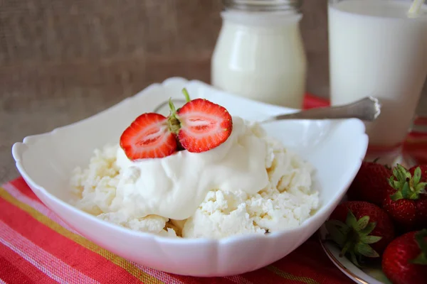 Fincan süzme peynir ekşi krema ve çilek ile