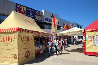 23 Mayıs 2015, Kişinev, Moldova, köşk sergide ziyaretçileri