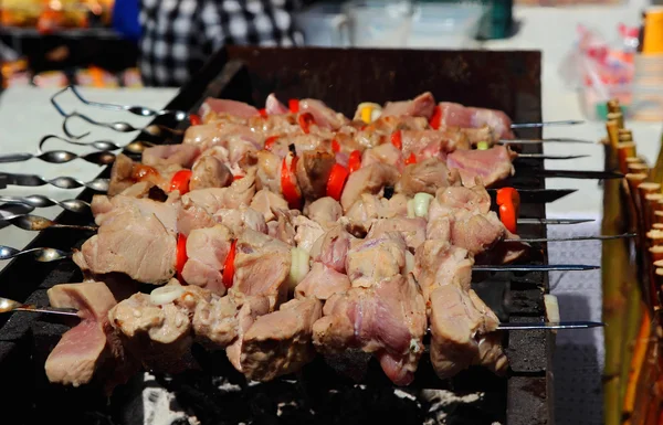 Şiş kebap domuz ızgara pişirme sürecinde — Stok fotoğraf