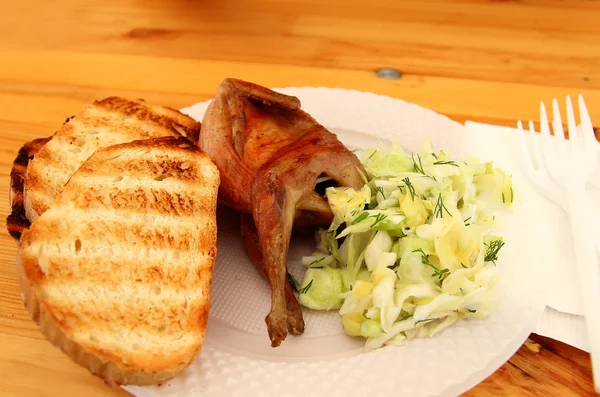 Servera vaktel med sallad och toast — Stockfoto