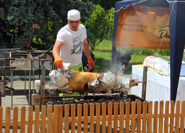 Domuz etinin bir şiş hazırlanması sürecinde yemek — Stok fotoğraf