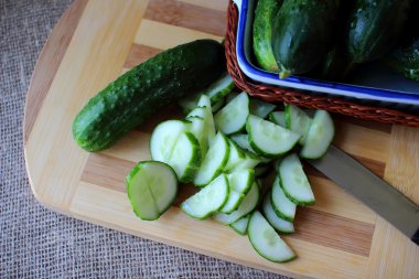 Bir gemide yalan ve salata için kesilmiş salatalık,