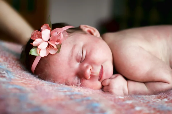 Pequeno bebê dormindo em sua pequena cama — Fotografia de Stock