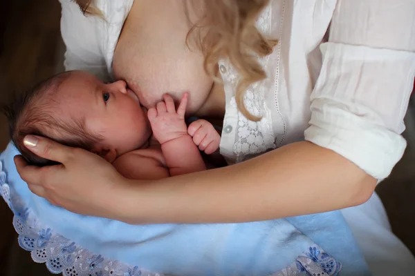 Una madre amamantando a su hijo — Foto de Stock