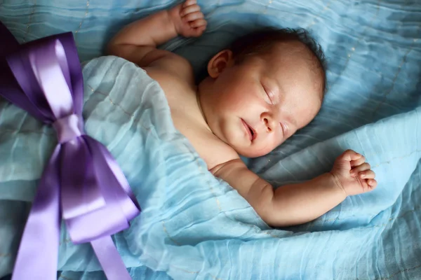 Dítě spí ve své malé lůžko — Stock fotografie