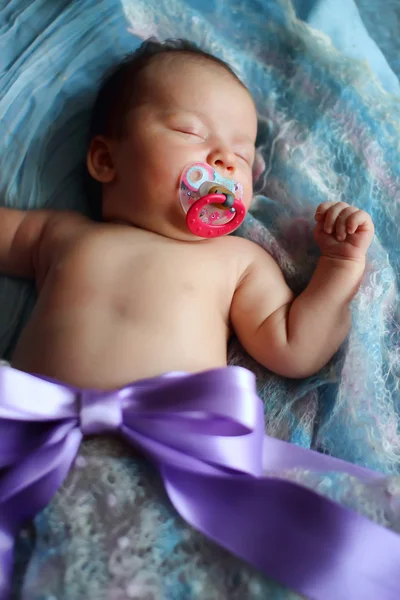 Onun küçük yatakta uyuyan bebek — Stok fotoğraf
