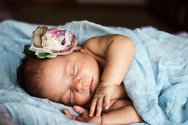 Pequeno bebê dormindo em sua pequena cama — Fotografia de Stock