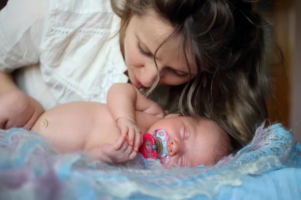 Mutter küsst ihre kleine Tochter sanft — Stockfoto