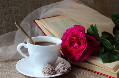 Rose, bir fincan kahve ve kitap