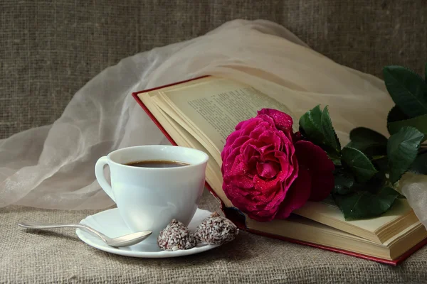 Rose, una tazza di caffè e un libro — Foto Stock