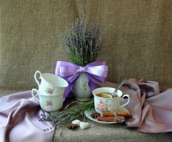 Bodegón con un ramo de lavanda y una taza de té — Foto de Stock