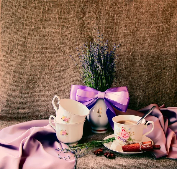 Bodegón con un ramo de lavanda y una taza de té — Foto de Stock