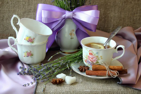 Kopje thee en een boeket van lavendel — Stockfoto