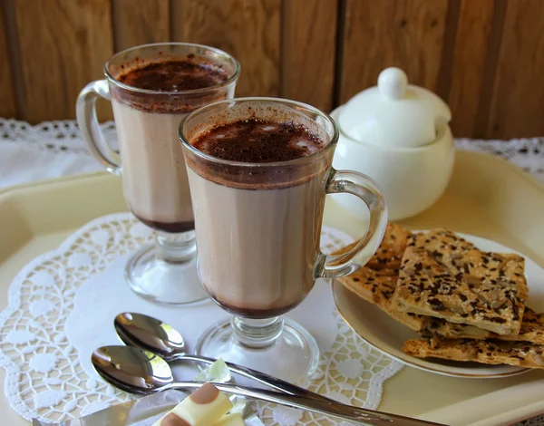 Deux tasses au cacao et biscuits — Photo