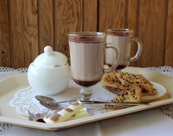 Twee mokken met cacao en cookies — Stockfoto