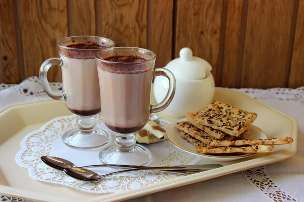 Dos tazas con cacao y galletas — Foto de Stock