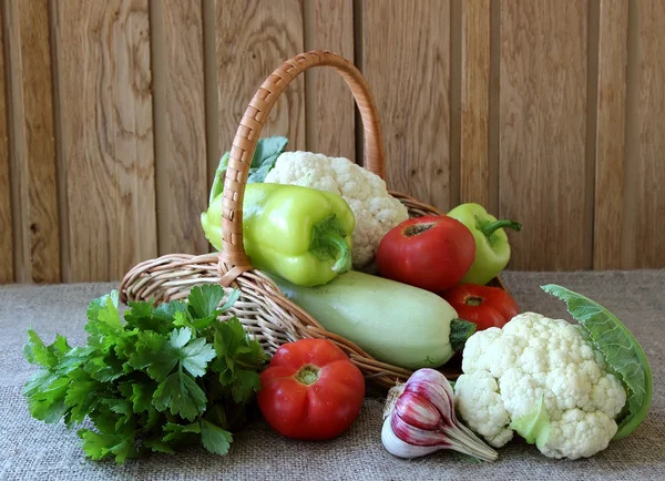 Verduras maduras en una canasta —  Fotos de Stock