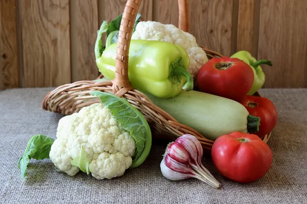 Verduras maduras en una canasta — Foto de Stock